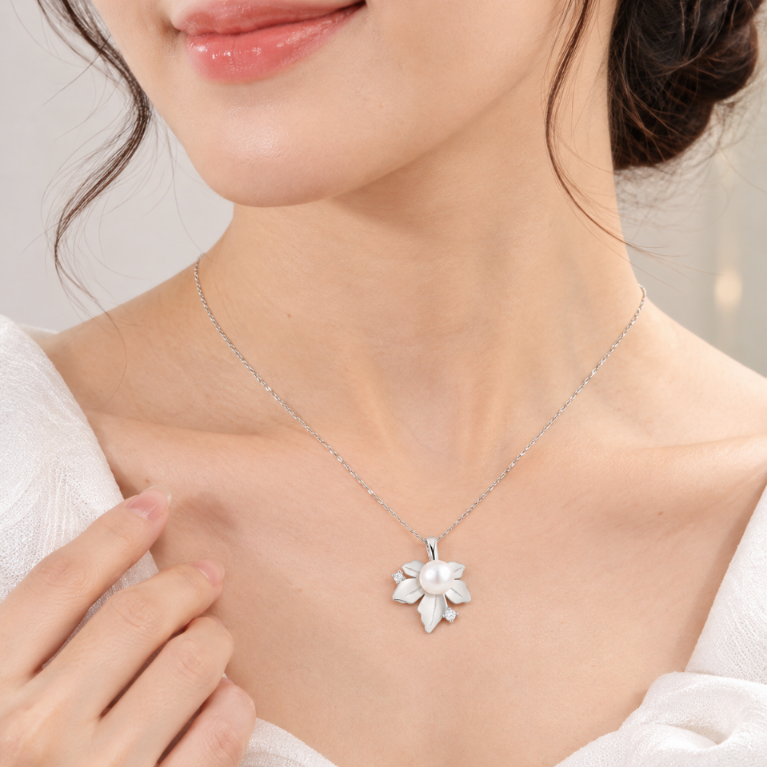 The Mistletoe Kiss: A Pendant of Love and Elegance